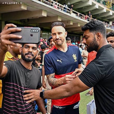Fans clicking selfie with Faf du Plessis | Image Credit - @RCBTweets